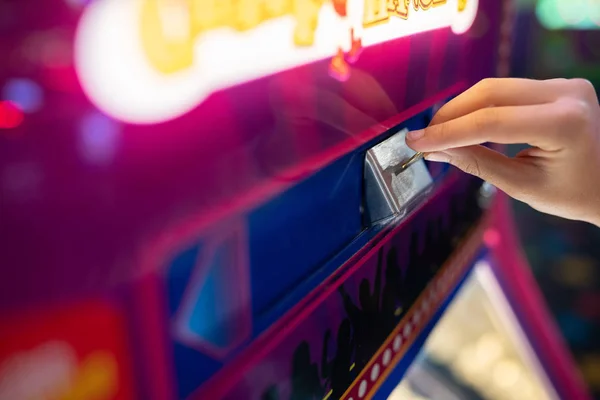Mano Niño Insertando Una Moneda Máquina Arcade Del Parque Atracciones — Foto de Stock