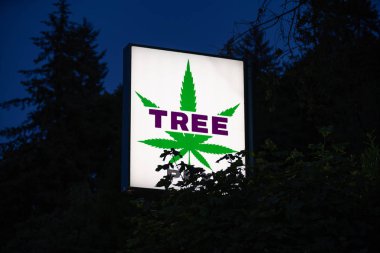 Portland, ya da / ABD - 7 Temmuz 2018: ağaç pdx marihuana dispanseri neon işareti üzerine yeşil yaprak. 