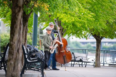 Portland, ya da / ABD - 10 Temmuz 2018: iki yaşlı bey Park müzik aletleri üzerinde oynamak.
