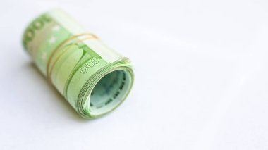 Rulo birkaç binlerce euro para birimi. Beyaz arka plan üzerinde izole.