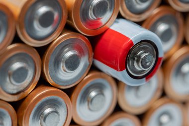 Farklı - şarj edilebilir kalarak bir yapışkanlık dışarı ile normal Aa pil yığını. 