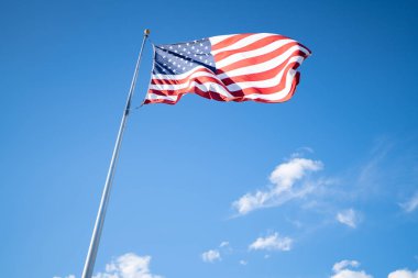 Mavi gökyüzüne karşı Amerikan bayrağı