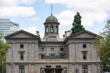Portland, Oregon - dokuzuncu Temyiz Mahkemesi konumu şehir merkezinde kare Adliye öncü. Binanın üstüne Amerikan bayrağı.