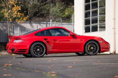 Portland, ya da / Amerika Birleşik Devletleri - 28 Ekim 2016: tarafındaki görüntü kırmızı porsche 911 Turbo Park yerinde.