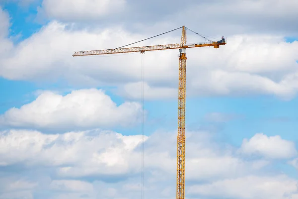 Großer Isolierter Kran Mit Blauem Bewölkten Himmel Hintergrund — Stockfoto