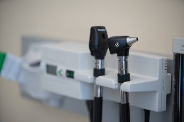 Mastar (auriscope), paslanmaz çelikten yapılmış kulaklarına seyir için tıbbi cihaz. Doktorlar office.