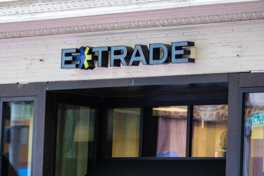 Portland, ya da / Amerika Birleşik Devletleri - 3 Ağustos 2018: E-ticaret Şirket afiş şehir merkezinde.