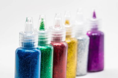Glitter tutkal, beyaz arka plan üzerinde izole renkli şişe.