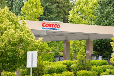 Portland, ya da / ABD - 4 Temmuz 2018: Costco Toptan benzin istasyonu