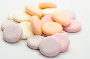 Beyaz arka plan üzerinde izole renkli hapları yığını