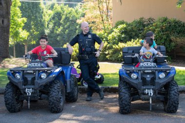 Portland, ya da / Amerika Birleşik Devletleri - 18 Ağustos 2018: off road araç park polis çocukları.