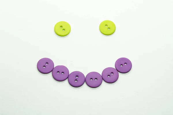Фиолетовые Зеленые Кнопки Образуют Улыбающееся Лицо Изолированное Белом Фоне — стоковое фото