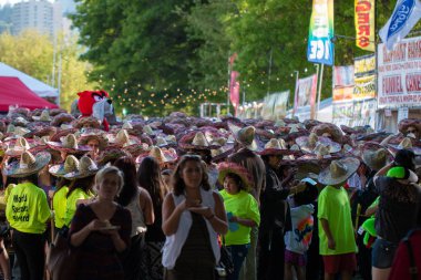 Portland, ya da / ABD - 2 Mayıs 2015: Guinness Dünya rekoru denemesi sombreros şehir merkezinde, giyen insan kalabalığı.
