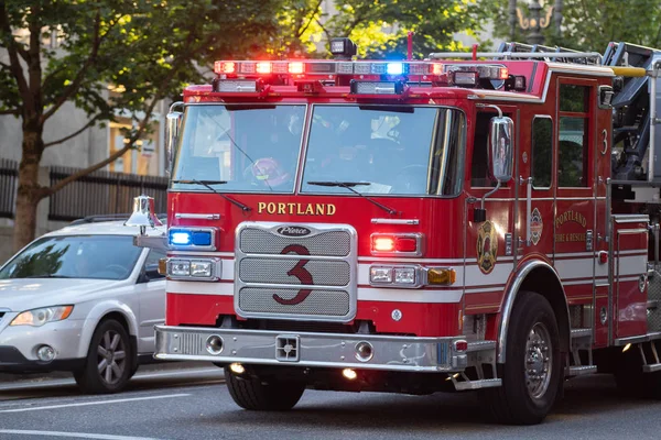 ポートランド または アメリカ合衆国 2018 サイレンと消防トラックがダウンタウンの路上停止 — ストック写真