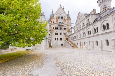 Schloss Neuschwanstein, Almanya - 25 Temmuz 2015: Plaza Bavyera Alman önünde bir parlak ve ışık günde kale.