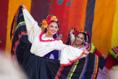 Portland, ya da / ABD - 7 Mayıs 2016: güzel kadın cinco de mayo kutlama dans kostüm giymiş bir geleneksel latino.