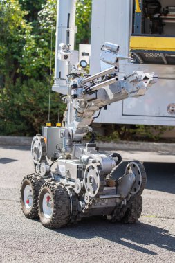 Polis bomba ekibi robot şüpheli paket patlayan için kullanılan.