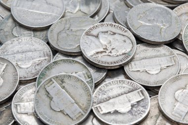 Birbirlerinin üstüne dağınık nickles yığını