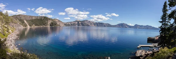 Schöne Aussicht Auf Den Kratersee Wenige Verstreute Wolken Spiegeln Sich — Stockfoto