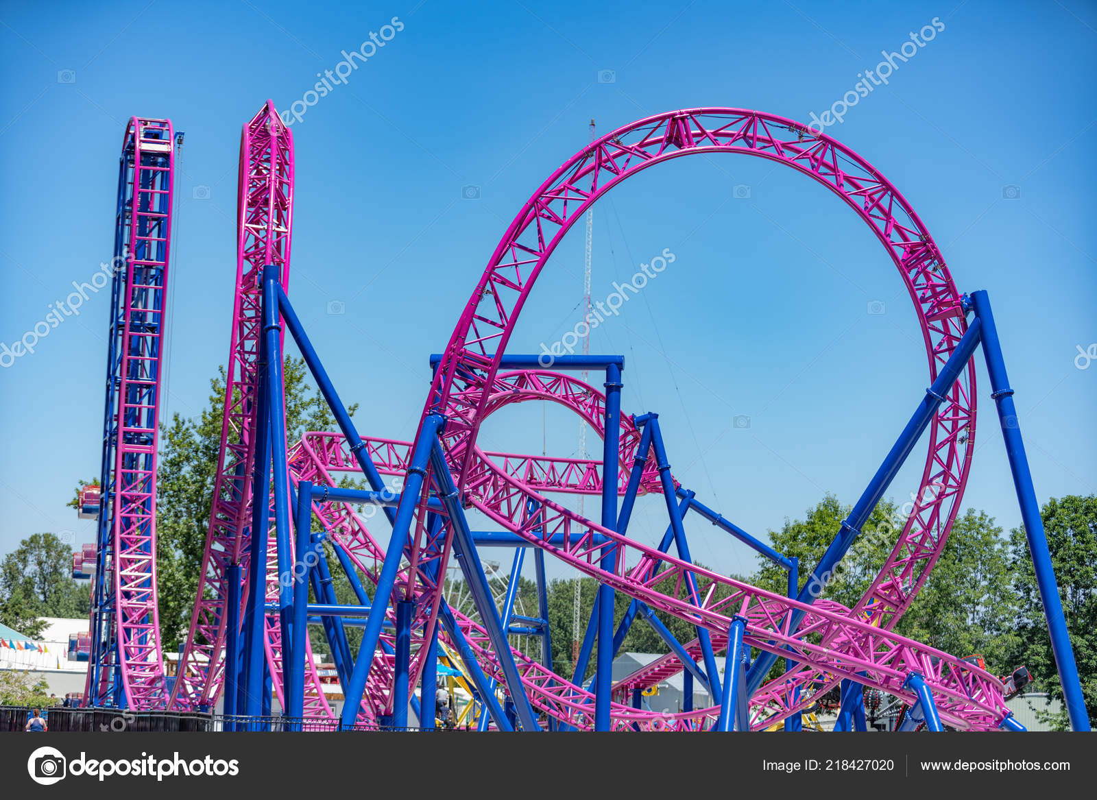 Rosa Sulle Montagne Russe Luna Park Foto Stock