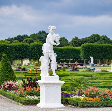Hannover, Almanya - 28 Temmuz 2015: Herrenhausen Bahçeleri ile mermer bir heykel