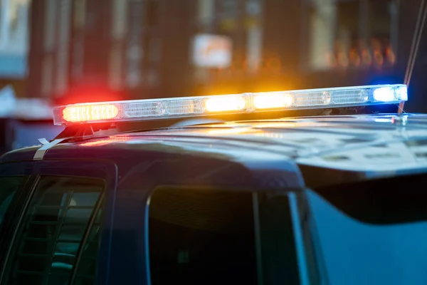 Polizeiauto Stoppt Mit Drei Gleichzeitig Blinkenden Sirenen Rot Gelb Und — Stockfoto