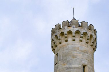 Kule içinde belgili tanımlık geçmiş mavi gökyüzü ile Ortaçağ Alman Kalesi.