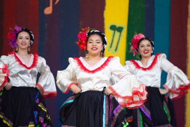 Portland, ya da / ABD - 7 Mayıs 2016: güzel kadın cinco de mayo kutlama dans kostüm giymiş bir geleneksel latino.