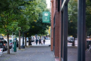 Portland, ya da / Amerika Birleşik Devletleri - 6 Ekim 2018: Chalice çiftlikleri tıbbi ve eğlence marihuana dispanseri mağaza.