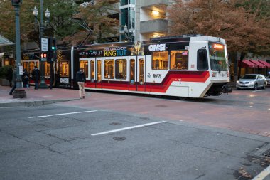 Portland, ya da / Amerika Birleşik Devletleri - 6 Ekim 2018: harfler hafif raylı tren şehir merkezinde bir kavşak geçiş.