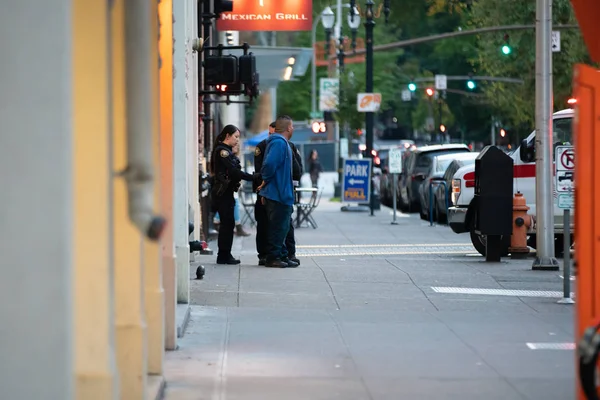 Portland Usa Ottobre 2018 Gli Agenti Polizia Interagiscono Con Latinoamericano — Foto Stock