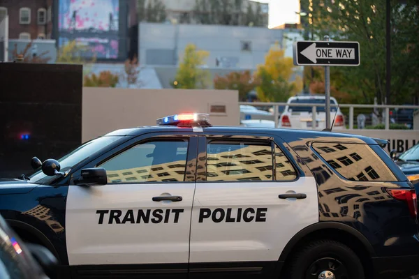 ポートランド または アメリカ合衆国 2018 サイレン使用通りのブロックを車の交通警察官がオン — ストック写真