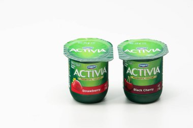 Portland, ya da / Amerika Birleşik Devletleri - 8 Ekim 2018: iki Activia Dannon probiyotik yougurts yeşil plastik bardak.