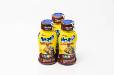 Portland, ya da / Amerika Birleşik Devletleri - 8 Ekim 2018: üç nEsquIK Nestle şirket çikolatalı süt tarafından şişe içkiyle açık renkli çocuklar için