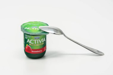 Portland, ya da / Amerika Birleşik Devletleri - 8 Ekim 2018: Activia Dannon probiyotik yoğurt üzerine metal bir kaşıkla yeşil plastik bir kap içinde.