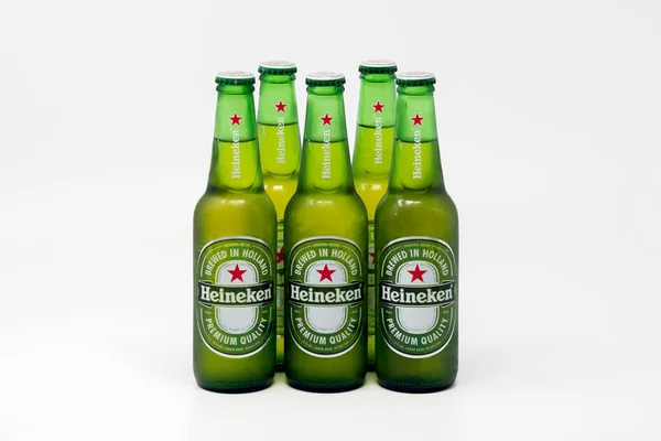 Portland Usa Octubre 2018 Frías Botellas Cerveza Heineken Lager Con —  Fotos de Stock