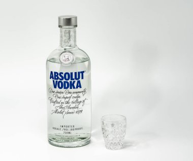 Portland, ya da / Amerika Birleşik Devletleri - 10 Ekim 2018: Absolut vodka ışık arka plan üzerinde küçük bir içki kadehi ile.