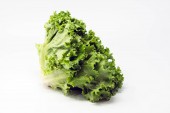 Zelený salát pro saláty, izolované na bílém pozadí.
