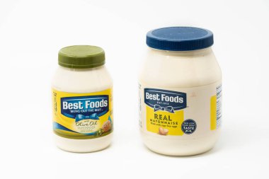 Portland, ya da / Amerika Birleşik Devletleri - 13 Ekim 2018: beyaz zemin üzerine izole en iyi gıdalar mayonez iki plastik kavanoz.