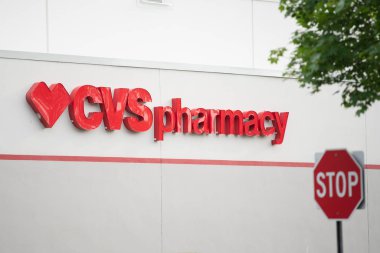 Portland, ya da / Amerika Birleşik Devletleri - 20 Haziran 2018: Cvs eczane işareti kalp simgesi ve dur işareti ile.
