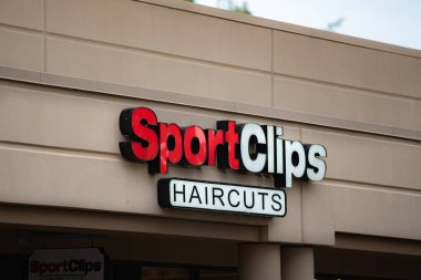 Portland, ya da / Amerika Birleşik Devletleri - 20 Haziran 2018: Sportclips saç kesimi logo işareti binanın yan tarafındaki.