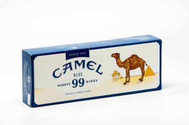 Portland, ya da / Amerika Birleşik Devletleri - 13 Ekim 2018: deve mavi beyaz arka plan üzerinde izole bir karton sigara 99.