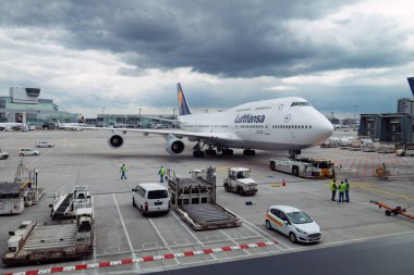 Frankfurt / Almanya - 20 Haziran 2015: Lufthansa uçak pistte karanlık fırtınalı bulutlar altında.