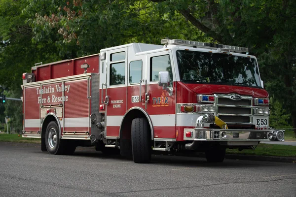 ポートランド または アメリカ合衆国 2018 チュアラティン バレー火災と救助救急トラックの木の下に駐車 — ストック写真