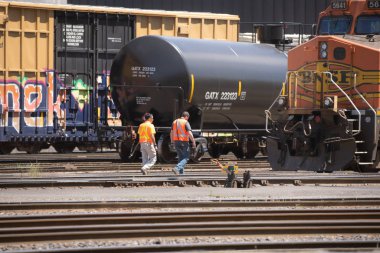 Portland, ya da / Amerika Birleşik Devletleri - 27 Haziran 2018: iki işçi yaklaşım platformu nakliye dizel veya ham petrol gibi sıvılar için.
