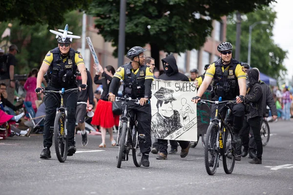 Portland Usa June 2016 Grand Floral Parade Police Officers Bicycles — Stock Photo, Image