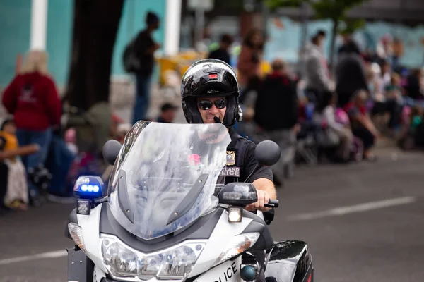 Portland Oder Usa Juni 2016 Große Blumenparade Polizist Auf Motorrad — Stockfoto