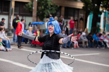Portland, ya da / Amerika Birleşik Devletleri - 11 Haziran 2016: büyük çiçek geçit töreni. Sokakta yürürken hula hoop ile palyaço.