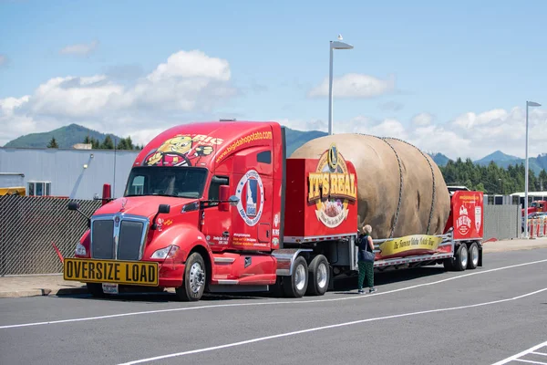 Tillamook Usa Junho 2018 Caminhão Carregando Batata Gigante Falsa Idaho — Fotografia de Stock