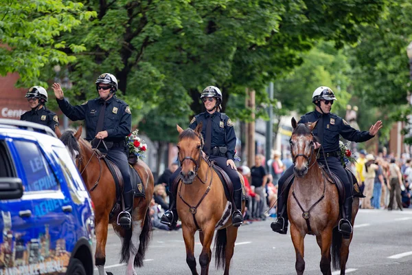 Portland Oder Usa Juni 2016 Berittene Polizisten Laufen Die Straße — Stockfoto